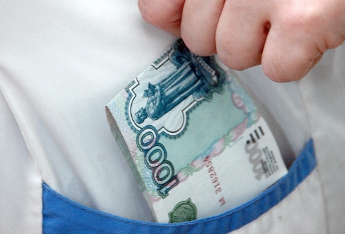 60-летний врач-терапевт попался на взятке в 1500 рублей
